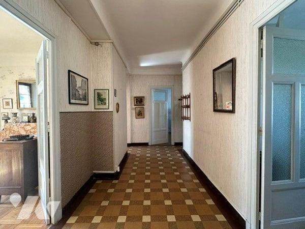 Chambéry secteur Carré Curial appartement T4 traversant et lumineux de 86 m² à rénover.

Situ...