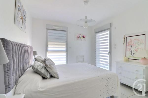 Appartement T4 à vendre  4 pièces - 91,82 m 2   FREJUS  - 83