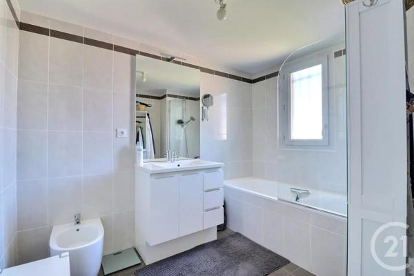 Appartement T4 à vendre  4 pièces - 91,82 m 2   FREJUS  - 83