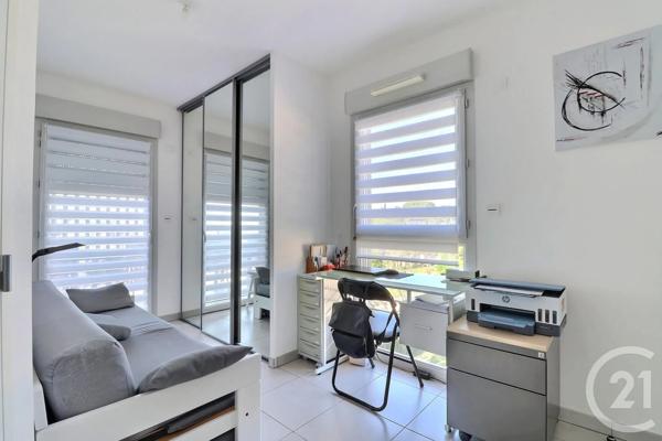 Appartement T4 à vendre  4 pièces - 91,82 m 2   FREJUS  - 83