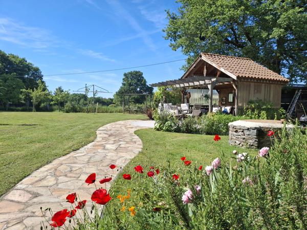 Belle maison de plain-pied avec un grand et joli jardin