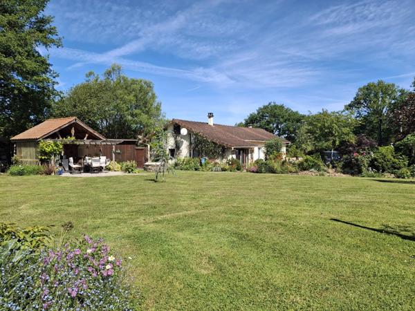 Belle maison de plain-pied avec un grand et joli jardin