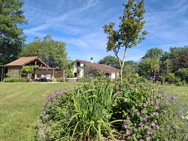 Belle maison de plain-pied avec un grand et joli jardin