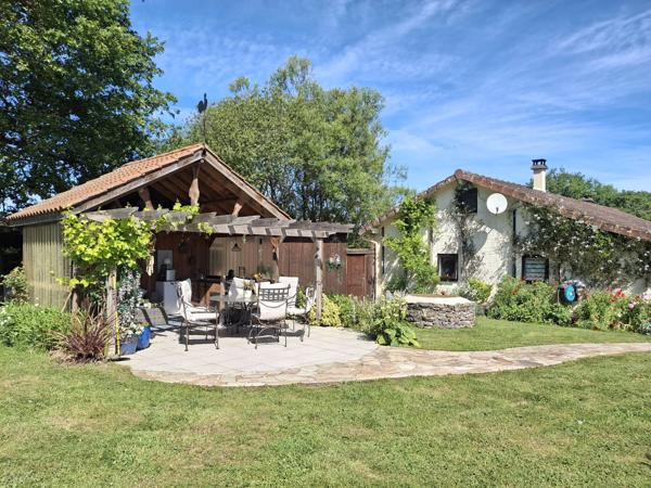 Belle maison de plain-pied avec un grand et joli jardin