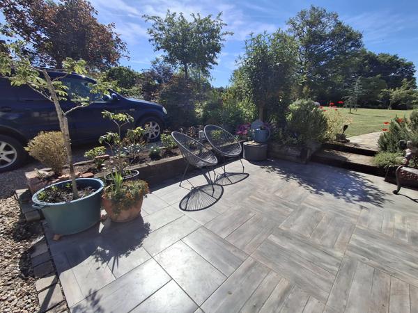 Belle maison de plain-pied avec un grand et joli jardin