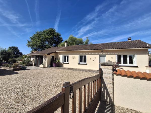 Belle maison de plain-pied avec un grand et joli jardin