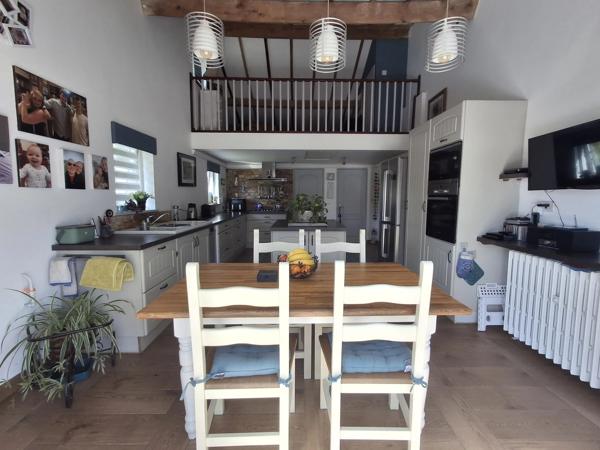 Belle maison de plain-pied avec un grand et joli jardin