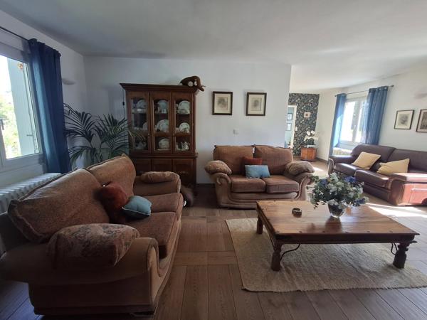 Belle maison de plain-pied avec un grand et joli jardin