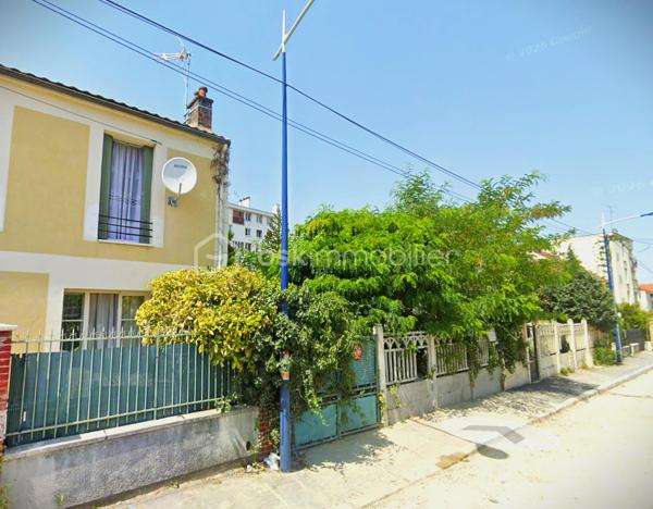 📍 RARE SUR LE SECTEUR – Terrain plat à bâtir de 350 m² à Drancy

Envie de faire construire la maison de vos rêves dans un secteur recherché et ultra connecté ? Ne cherchez plus, l'opportunité est ici !
Idéalement situé à Drancy, dans un quartier calme, résidentiel et dans une rue a sens unique, découvrez ce magnifique terrain à bâtir de 350 m², qui n'attend plus que votre projet de vie.
Situé en zone U1A, son emplacement stratégique proche des transports et de toutes les commodités en fait un emplacement de premier choix.

✨ Ses points forts :
- À seulement quelques minutes à pied de la gare RER B de Drancy. Paris est à portée de main, idéal pour les actifs !
- Le terrain est constructible et entièrement viabilisé (eau, électricité, assainissement). Un gain de temps et d'argent précieux pour lancer vos travaux sans attendre. il bénéficie d'une étude de sol G1 déjà réalisée. Zéro surprise, vous pouvez démarrez votre projet sereinement !
- Une forme originale et pleine de potentiel en "L" qui vous permettra de concevoir une maison au design unique, tout en préservant un espace jardin intimiste, à l'abri des regards, pour vos futurs barbecues et moments en famille.
- Règlementation avantageuse de la Zone U1A avec une emprise au sol maximale de 30 %, le terrain offre une excellente liberté architecturale.

✨ Le gros + Investisseur : 
- Un permis de construire a déjà été validé par le passé pour 3 logements et 3 places de parking. Un gage de faisabilité exceptionnel pour un projet de petit immeuble à forte rentabilité locative !

✨ Le mot du professionnel : 
- Les terrains viabilisés et si proches des transports se font très rares sur la commune. Que vous souhaitiez y bâtir la maison de vos rêves ou réaliser une opération immobilière ultra rentable de 3 logements, ce terrain coche toutes les cases. Sa situation en zone U1A et son historique de permis validé en font une affaire rare et ultra-sécurisée sur le marché actuel.

📞 Contactez moi vite !
Flavien Ribier – Votre conseiller immobilier de proximité
📱0613090310
✉️ f.ribieràbskimmobilier.com