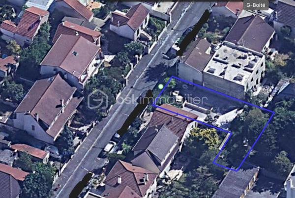 📍 RARE SUR LE SECTEUR – Terrain plat à bâtir de 350 m² à Drancy

Envie de faire construire la maison de vos rêves dans un secteur recherché et ultra connecté ? Ne cherchez plus, l'opportunité est ici !
Idéalement situé à Drancy, dans un quartier calme, résidentiel et dans une rue a sens unique, découvrez ce magnifique terrain à bâtir de 350 m², qui n'attend plus que votre projet de vie.
Situé en zone U1A, son emplacement stratégique proche des transports et de toutes les commodités en fait un emplacement de premier choix.

✨ Ses points forts :
- À seulement quelques minutes à pied de la gare RER B de Drancy. Paris est à portée de main, idéal pour les actifs !
- Le terrain est constructible et entièrement viabilisé (eau, électricité, assainissement). Un gain de temps et d'argent précieux pour lancer vos travaux sans attendre. il bénéficie d'une étude de sol G1 déjà réalisée. Zéro surprise, vous pouvez démarrez votre projet sereinement !
- Une forme originale et pleine de potentiel en "L" qui vous permettra de concevoir une maison au design unique, tout en préservant un espace jardin intimiste, à l'abri des regards, pour vos futurs barbecues et moments en famille.
- Règlementation avantageuse de la Zone U1A avec une emprise au sol maximale de 30 %, le terrain offre une excellente liberté architecturale.

✨ Le gros + Investisseur : 
- Un permis de construire a déjà été validé par le passé pour 3 logements et 3 places de parking. Un gage de faisabilité exceptionnel pour un projet de petit immeuble à forte rentabilité locative !

✨ Le mot du professionnel : 
- Les terrains viabilisés et si proches des transports se font très rares sur la commune. Que vous souhaitiez y bâtir la maison de vos rêves ou réaliser une opération immobilière ultra rentable de 3 logements, ce terrain coche toutes les cases. Sa situation en zone U1A et son historique de permis validé en font une affaire rare et ultra-sécurisée sur le marché actuel.

📞 Contactez moi vite !
Flavien Ribier – Votre conseiller immobilier de proximité
📱0613090310
✉️ f.ribieràbskimmobilier.com