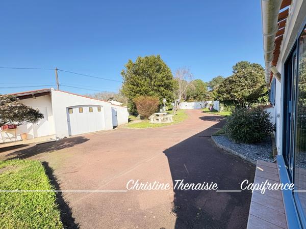 Maison de charme à vendre Plain-pied, 4 chambres dont 3 avec entrées indépendantes, Grand garage, Studio à aménager, 2 entrées sur 1200 m2 de terrain, SAINT HILAIRE DE RIEZ (85)