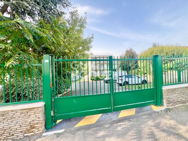 Box XXL en sous-sol avec accès sécurisé