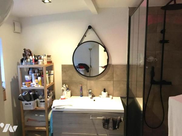 Une maison de ville semi-mitoyenne rénovée.