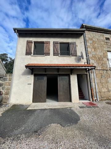 Maison de village située en centre-ville de Lapte