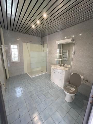 Maison de village située en centre-ville de Lapte