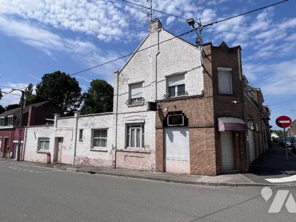 Idéalement situé  en centre ville de STEENBECQUE / Ensemble immobilier à moderniser en angle de...