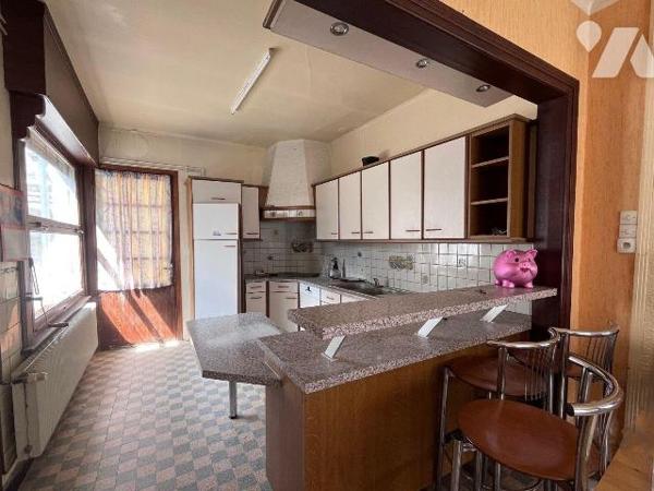 Idéalement situé  en centre ville de STEENBECQUE / Ensemble immobilier à moderniser en angle de...