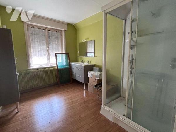 Idéalement situé  en centre ville de STEENBECQUE / Ensemble immobilier à moderniser en angle de...