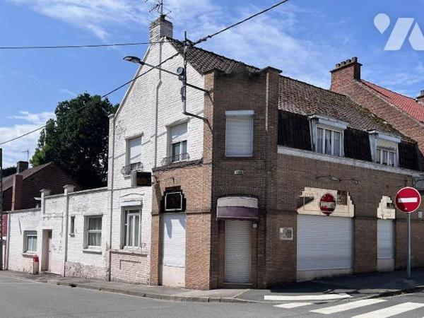 Idéalement situé  en centre ville de STEENBECQUE / Ensemble immobilier à moderniser en angle de...