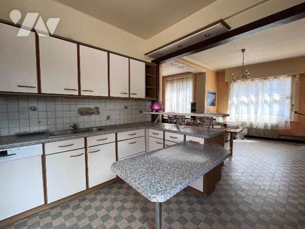 Idéalement situé  en centre ville de STEENBECQUE / Ensemble immobilier à moderniser en angle de...