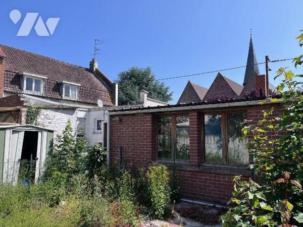 Idéalement situé  en centre ville de STEENBECQUE / Ensemble immobilier à moderniser en angle de...