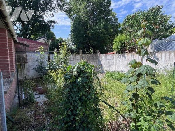 Idéalement situé  en centre ville de STEENBECQUE / Ensemble immobilier à moderniser en angle de...