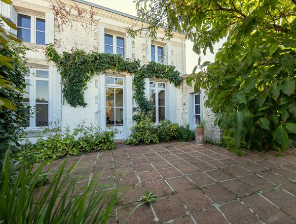 Maison de Charme à Mornac-sur-Seudre - Un Écrin de Sérénité