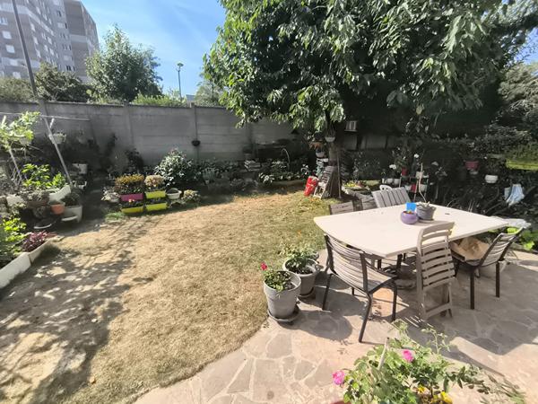 Maison Massy de 177.60 m² utiles en copropriété des années 2000 proche RER à pied garage, remise jardin clos