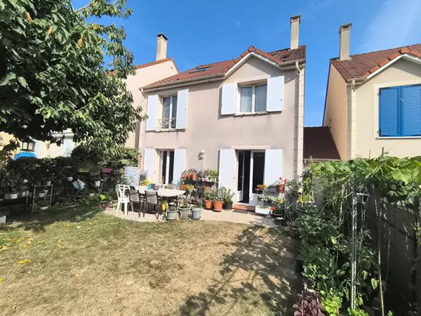 Maison Massy de 177.60 m² utiles en copropriété des années 2000 proche RER à pied garage, remise jardin clos