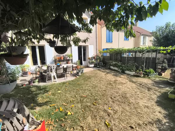 Maison Massy de 177.60 m² utiles en copropriété des années 2000 proche RER à pied garage, remise jardin clos