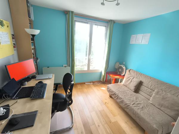 Maison Massy de 177.60 m² utiles en copropriété des années 2000 proche RER à pied garage, remise jardin clos