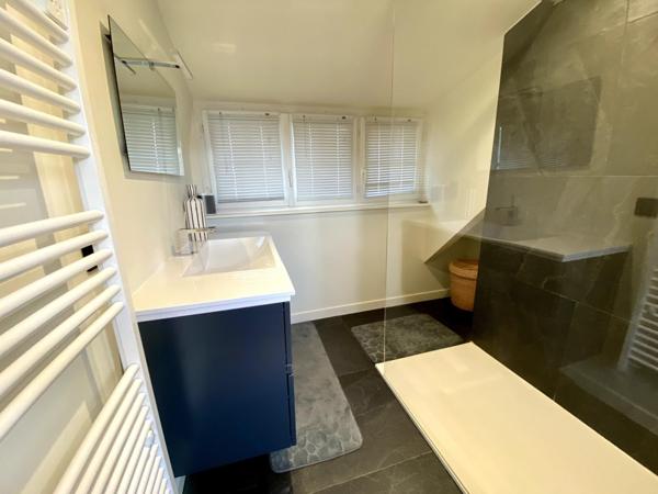 Maison familiale des années 30, généreuse en espace et en confort.