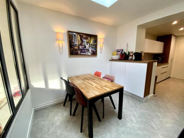 Maison familiale des années 30, généreuse en espace et en confort.