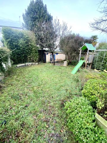 Maison familiale des années 30, généreuse en espace et en confort.