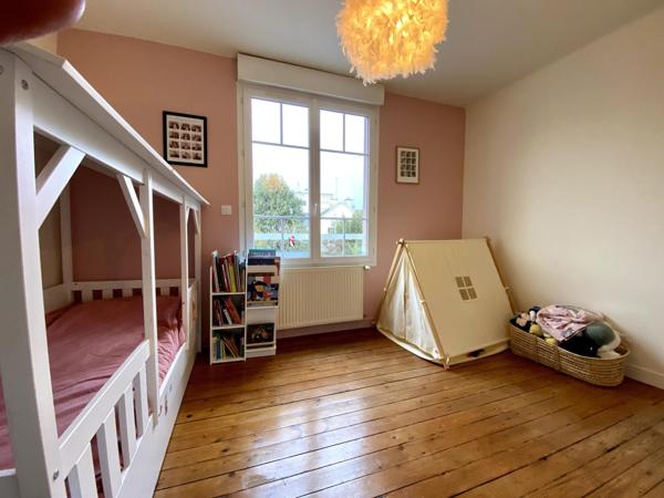 Maison familiale des années 30, généreuse en espace et en confort.