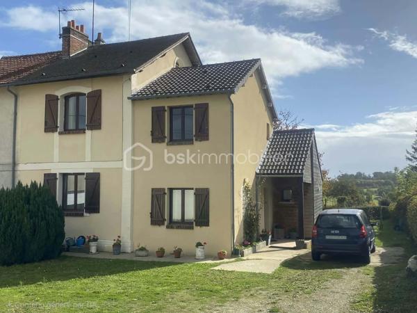 Exclusif à découvrir sans tarder !
Vous recherchez une maison familiale , agréable à vivre, avec toutes les commodités accessibles à pied ?
 Cette jolie maison mitoyenne  de village pourrait bien vous séduire.
Située au cœur d’une commune dynamique, à proximité immédiate de l’école, des commerces et du centre de loisirs, et à seulement quelques minutes en voiture de la gare (ligne Paris-Granville), elle bénéficie d’un emplacement particulièrement pratique au quotidien.
Édifiée sur une belle parcelle de 1 065 m², close et joliment arborée, la maison offre de beaux espaces et un environnement agréable pour toute la famille.
Elle se compose au rez-de-chaussée d’une entrée, d’une cuisine indépendante équipée et meublée, d’un séjour-salon, d’une chambre et d’un WC.
À l’étage, un palier dessert trois chambres ainsi qu’une salle de bains avec WC.
Le deuxième étage propose une cinquième chambre, idéale pour accueillir famille, amis ou aménager un espace bureau.
Côté pratique, vous profiterez également d’un garage,  cave et terrasse .
La maison est équipée d’un chauffage par pompe à chaleur, un véritable atout pour conjuguer confort et maîtrise des dépenses énergétiques.
 Une maison familiale pleine de potentiel, dans un environnement pratique et agréable, où il fait bon vivre.
 Une visite s’impose pour découvrir tout son charme !