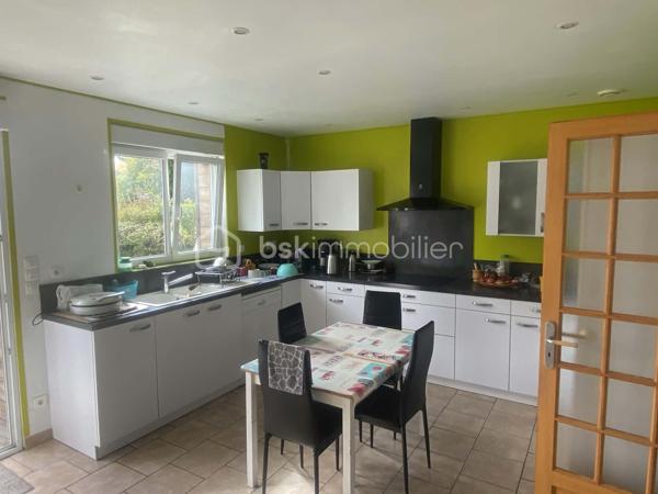 Exclusif à découvrir sans tarder !
Vous recherchez une maison familiale , agréable à vivre, avec toutes les commodités accessibles à pied ?
 Cette jolie maison mitoyenne  de village pourrait bien vous séduire.
Située au cœur d’une commune dynamique, à proximité immédiate de l’école, des commerces et du centre de loisirs, et à seulement quelques minutes en voiture de la gare (ligne Paris-Granville), elle bénéficie d’un emplacement particulièrement pratique au quotidien.
Édifiée sur une belle parcelle de 1 065 m², close et joliment arborée, la maison offre de beaux espaces et un environnement agréable pour toute la famille.
Elle se compose au rez-de-chaussée d’une entrée, d’une cuisine indépendante équipée et meublée, d’un séjour-salon, d’une chambre et d’un WC.
À l’étage, un palier dessert trois chambres ainsi qu’une salle de bains avec WC.
Le deuxième étage propose une cinquième chambre, idéale pour accueillir famille, amis ou aménager un espace bureau.
Côté pratique, vous profiterez également d’un garage,  cave et terrasse .
La maison est équipée d’un chauffage par pompe à chaleur, un véritable atout pour conjuguer confort et maîtrise des dépenses énergétiques.
 Une maison familiale pleine de potentiel, dans un environnement pratique et agréable, où il fait bon vivre.
 Une visite s’impose pour découvrir tout son charme !