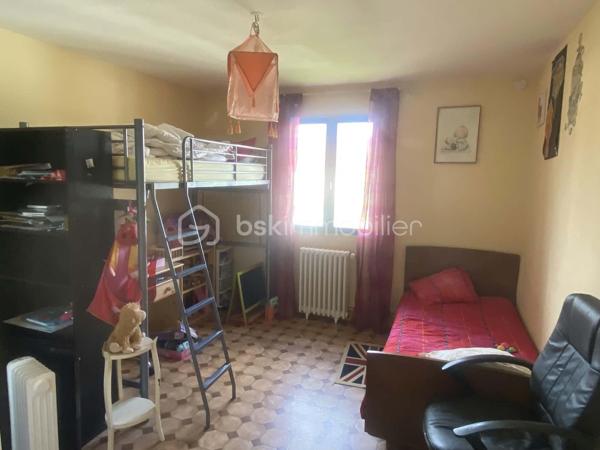 Exclusif à découvrir sans tarder !
Vous recherchez une maison familiale , agréable à vivre, avec toutes les commodités accessibles à pied ?
 Cette jolie maison mitoyenne  de village pourrait bien vous séduire.
Située au cœur d’une commune dynamique, à proximité immédiate de l’école, des commerces et du centre de loisirs, et à seulement quelques minutes en voiture de la gare (ligne Paris-Granville), elle bénéficie d’un emplacement particulièrement pratique au quotidien.
Édifiée sur une belle parcelle de 1 065 m², close et joliment arborée, la maison offre de beaux espaces et un environnement agréable pour toute la famille.
Elle se compose au rez-de-chaussée d’une entrée, d’une cuisine indépendante équipée et meublée, d’un séjour-salon, d’une chambre et d’un WC.
À l’étage, un palier dessert trois chambres ainsi qu’une salle de bains avec WC.
Le deuxième étage propose une cinquième chambre, idéale pour accueillir famille, amis ou aménager un espace bureau.
Côté pratique, vous profiterez également d’un garage,  cave et terrasse .
La maison est équipée d’un chauffage par pompe à chaleur, un véritable atout pour conjuguer confort et maîtrise des dépenses énergétiques.
 Une maison familiale pleine de potentiel, dans un environnement pratique et agréable, où il fait bon vivre.
 Une visite s’impose pour découvrir tout son charme !