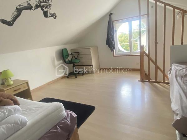 Exclusif à découvrir sans tarder !
Vous recherchez une maison familiale , agréable à vivre, avec toutes les commodités accessibles à pied ?
 Cette jolie maison mitoyenne  de village pourrait bien vous séduire.
Située au cœur d’une commune dynamique, à proximité immédiate de l’école, des commerces et du centre de loisirs, et à seulement quelques minutes en voiture de la gare (ligne Paris-Granville), elle bénéficie d’un emplacement particulièrement pratique au quotidien.
Édifiée sur une belle parcelle de 1 065 m², close et joliment arborée, la maison offre de beaux espaces et un environnement agréable pour toute la famille.
Elle se compose au rez-de-chaussée d’une entrée, d’une cuisine indépendante équipée et meublée, d’un séjour-salon, d’une chambre et d’un WC.
À l’étage, un palier dessert trois chambres ainsi qu’une salle de bains avec WC.
Le deuxième étage propose une cinquième chambre, idéale pour accueillir famille, amis ou aménager un espace bureau.
Côté pratique, vous profiterez également d’un garage,  cave et terrasse .
La maison est équipée d’un chauffage par pompe à chaleur, un véritable atout pour conjuguer confort et maîtrise des dépenses énergétiques.
 Une maison familiale pleine de potentiel, dans un environnement pratique et agréable, où il fait bon vivre.
 Une visite s’impose pour découvrir tout son charme !