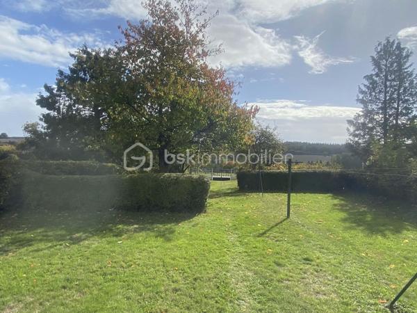 Exclusif à découvrir sans tarder !
Vous recherchez une maison familiale , agréable à vivre, avec toutes les commodités accessibles à pied ?
 Cette jolie maison mitoyenne  de village pourrait bien vous séduire.
Située au cœur d’une commune dynamique, à proximité immédiate de l’école, des commerces et du centre de loisirs, et à seulement quelques minutes en voiture de la gare (ligne Paris-Granville), elle bénéficie d’un emplacement particulièrement pratique au quotidien.
Édifiée sur une belle parcelle de 1 065 m², close et joliment arborée, la maison offre de beaux espaces et un environnement agréable pour toute la famille.
Elle se compose au rez-de-chaussée d’une entrée, d’une cuisine indépendante équipée et meublée, d’un séjour-salon, d’une chambre et d’un WC.
À l’étage, un palier dessert trois chambres ainsi qu’une salle de bains avec WC.
Le deuxième étage propose une cinquième chambre, idéale pour accueillir famille, amis ou aménager un espace bureau.
Côté pratique, vous profiterez également d’un garage,  cave et terrasse .
La maison est équipée d’un chauffage par pompe à chaleur, un véritable atout pour conjuguer confort et maîtrise des dépenses énergétiques.
 Une maison familiale pleine de potentiel, dans un environnement pratique et agréable, où il fait bon vivre.
 Une visite s’impose pour découvrir tout son charme !