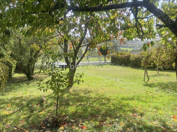 Exclusif à découvrir sans tarder !
Vous recherchez une maison familiale , agréable à vivre, avec toutes les commodités accessibles à pied ?
 Cette jolie maison mitoyenne  de village pourrait bien vous séduire.
Située au cœur d’une commune dynamique, à proximité immédiate de l’école, des commerces et du centre de loisirs, et à seulement quelques minutes en voiture de la gare (ligne Paris-Granville), elle bénéficie d’un emplacement particulièrement pratique au quotidien.
Édifiée sur une belle parcelle de 1 065 m², close et joliment arborée, la maison offre de beaux espaces et un environnement agréable pour toute la famille.
Elle se compose au rez-de-chaussée d’une entrée, d’une cuisine indépendante équipée et meublée, d’un séjour-salon, d’une chambre et d’un WC.
À l’étage, un palier dessert trois chambres ainsi qu’une salle de bains avec WC.
Le deuxième étage propose une cinquième chambre, idéale pour accueillir famille, amis ou aménager un espace bureau.
Côté pratique, vous profiterez également d’un garage,  cave et terrasse .
La maison est équipée d’un chauffage par pompe à chaleur, un véritable atout pour conjuguer confort et maîtrise des dépenses énergétiques.
 Une maison familiale pleine de potentiel, dans un environnement pratique et agréable, où il fait bon vivre.
 Une visite s’impose pour découvrir tout son charme !