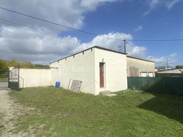 Exclusif à découvrir sans tarder !
Vous recherchez une maison familiale , agréable à vivre, avec toutes les commodités accessibles à pied ?
 Cette jolie maison mitoyenne  de village pourrait bien vous séduire.
Située au cœur d’une commune dynamique, à proximité immédiate de l’école, des commerces et du centre de loisirs, et à seulement quelques minutes en voiture de la gare (ligne Paris-Granville), elle bénéficie d’un emplacement particulièrement pratique au quotidien.
Édifiée sur une belle parcelle de 1 065 m², close et joliment arborée, la maison offre de beaux espaces et un environnement agréable pour toute la famille.
Elle se compose au rez-de-chaussée d’une entrée, d’une cuisine indépendante équipée et meublée, d’un séjour-salon, d’une chambre et d’un WC.
À l’étage, un palier dessert trois chambres ainsi qu’une salle de bains avec WC.
Le deuxième étage propose une cinquième chambre, idéale pour accueillir famille, amis ou aménager un espace bureau.
Côté pratique, vous profiterez également d’un garage,  cave et terrasse .
La maison est équipée d’un chauffage par pompe à chaleur, un véritable atout pour conjuguer confort et maîtrise des dépenses énergétiques.
 Une maison familiale pleine de potentiel, dans un environnement pratique et agréable, où il fait bon vivre.
 Une visite s’impose pour découvrir tout son charme !