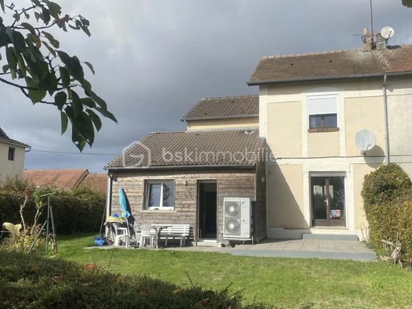 Exclusif à découvrir sans tarder !
Vous recherchez une maison familiale , agréable à vivre, avec toutes les commodités accessibles à pied ?
 Cette jolie maison mitoyenne  de village pourrait bien vous séduire.
Située au cœur d’une commune dynamique, à proximité immédiate de l’école, des commerces et du centre de loisirs, et à seulement quelques minutes en voiture de la gare (ligne Paris-Granville), elle bénéficie d’un emplacement particulièrement pratique au quotidien.
Édifiée sur une belle parcelle de 1 065 m², close et joliment arborée, la maison offre de beaux espaces et un environnement agréable pour toute la famille.
Elle se compose au rez-de-chaussée d’une entrée, d’une cuisine indépendante équipée et meublée, d’un séjour-salon, d’une chambre et d’un WC.
À l’étage, un palier dessert trois chambres ainsi qu’une salle de bains avec WC.
Le deuxième étage propose une cinquième chambre, idéale pour accueillir famille, amis ou aménager un espace bureau.
Côté pratique, vous profiterez également d’un garage,  cave et terrasse .
La maison est équipée d’un chauffage par pompe à chaleur, un véritable atout pour conjuguer confort et maîtrise des dépenses énergétiques.
 Une maison familiale pleine de potentiel, dans un environnement pratique et agréable, où il fait bon vivre.
 Une visite s’impose pour découvrir tout son charme !