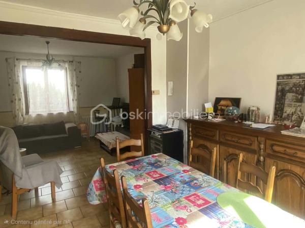 Exclusif à découvrir sans tarder !
Vous recherchez une maison familiale , agréable à vivre, avec toutes les commodités accessibles à pied ?
 Cette jolie maison mitoyenne  de village pourrait bien vous séduire.
Située au cœur d’une commune dynamique, à proximité immédiate de l’école, des commerces et du centre de loisirs, et à seulement quelques minutes en voiture de la gare (ligne Paris-Granville), elle bénéficie d’un emplacement particulièrement pratique au quotidien.
Édifiée sur une belle parcelle de 1 065 m², close et joliment arborée, la maison offre de beaux espaces et un environnement agréable pour toute la famille.
Elle se compose au rez-de-chaussée d’une entrée, d’une cuisine indépendante équipée et meublée, d’un séjour-salon, d’une chambre et d’un WC.
À l’étage, un palier dessert trois chambres ainsi qu’une salle de bains avec WC.
Le deuxième étage propose une cinquième chambre, idéale pour accueillir famille, amis ou aménager un espace bureau.
Côté pratique, vous profiterez également d’un garage,  cave et terrasse .
La maison est équipée d’un chauffage par pompe à chaleur, un véritable atout pour conjuguer confort et maîtrise des dépenses énergétiques.
 Une maison familiale pleine de potentiel, dans un environnement pratique et agréable, où il fait bon vivre.
 Une visite s’impose pour découvrir tout son charme !