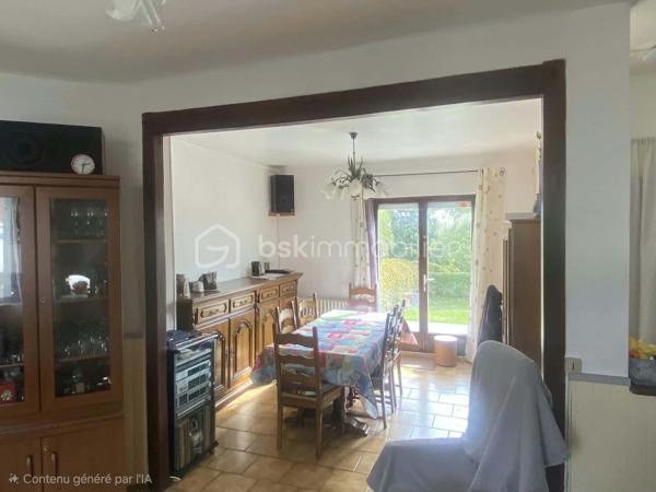 Exclusif à découvrir sans tarder !
Vous recherchez une maison familiale , agréable à vivre, avec toutes les commodités accessibles à pied ?
 Cette jolie maison mitoyenne  de village pourrait bien vous séduire.
Située au cœur d’une commune dynamique, à proximité immédiate de l’école, des commerces et du centre de loisirs, et à seulement quelques minutes en voiture de la gare (ligne Paris-Granville), elle bénéficie d’un emplacement particulièrement pratique au quotidien.
Édifiée sur une belle parcelle de 1 065 m², close et joliment arborée, la maison offre de beaux espaces et un environnement agréable pour toute la famille.
Elle se compose au rez-de-chaussée d’une entrée, d’une cuisine indépendante équipée et meublée, d’un séjour-salon, d’une chambre et d’un WC.
À l’étage, un palier dessert trois chambres ainsi qu’une salle de bains avec WC.
Le deuxième étage propose une cinquième chambre, idéale pour accueillir famille, amis ou aménager un espace bureau.
Côté pratique, vous profiterez également d’un garage,  cave et terrasse .
La maison est équipée d’un chauffage par pompe à chaleur, un véritable atout pour conjuguer confort et maîtrise des dépenses énergétiques.
 Une maison familiale pleine de potentiel, dans un environnement pratique et agréable, où il fait bon vivre.
 Une visite s’impose pour découvrir tout son charme !