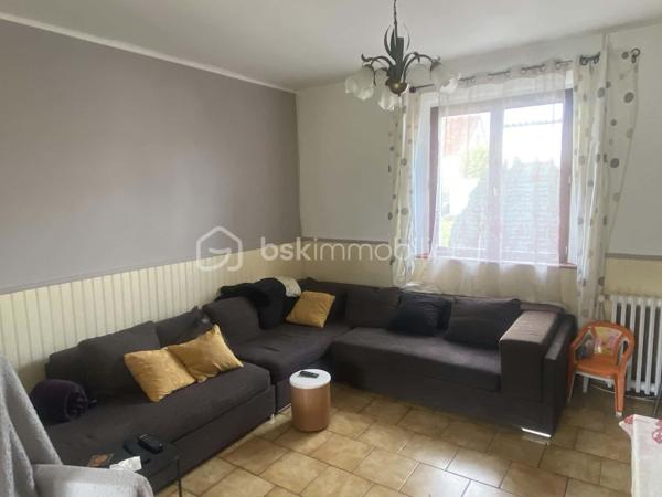 Exclusif à découvrir sans tarder !
Vous recherchez une maison familiale , agréable à vivre, avec toutes les commodités accessibles à pied ?
 Cette jolie maison mitoyenne  de village pourrait bien vous séduire.
Située au cœur d’une commune dynamique, à proximité immédiate de l’école, des commerces et du centre de loisirs, et à seulement quelques minutes en voiture de la gare (ligne Paris-Granville), elle bénéficie d’un emplacement particulièrement pratique au quotidien.
Édifiée sur une belle parcelle de 1 065 m², close et joliment arborée, la maison offre de beaux espaces et un environnement agréable pour toute la famille.
Elle se compose au rez-de-chaussée d’une entrée, d’une cuisine indépendante équipée et meublée, d’un séjour-salon, d’une chambre et d’un WC.
À l’étage, un palier dessert trois chambres ainsi qu’une salle de bains avec WC.
Le deuxième étage propose une cinquième chambre, idéale pour accueillir famille, amis ou aménager un espace bureau.
Côté pratique, vous profiterez également d’un garage,  cave et terrasse .
La maison est équipée d’un chauffage par pompe à chaleur, un véritable atout pour conjuguer confort et maîtrise des dépenses énergétiques.
 Une maison familiale pleine de potentiel, dans un environnement pratique et agréable, où il fait bon vivre.
 Une visite s’impose pour découvrir tout son charme !