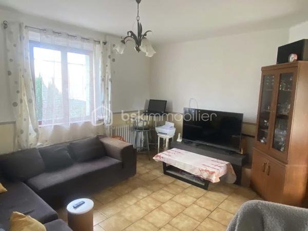 Exclusif à découvrir sans tarder !
Vous recherchez une maison familiale , agréable à vivre, avec toutes les commodités accessibles à pied ?
 Cette jolie maison mitoyenne  de village pourrait bien vous séduire.
Située au cœur d’une commune dynamique, à proximité immédiate de l’école, des commerces et du centre de loisirs, et à seulement quelques minutes en voiture de la gare (ligne Paris-Granville), elle bénéficie d’un emplacement particulièrement pratique au quotidien.
Édifiée sur une belle parcelle de 1 065 m², close et joliment arborée, la maison offre de beaux espaces et un environnement agréable pour toute la famille.
Elle se compose au rez-de-chaussée d’une entrée, d’une cuisine indépendante équipée et meublée, d’un séjour-salon, d’une chambre et d’un WC.
À l’étage, un palier dessert trois chambres ainsi qu’une salle de bains avec WC.
Le deuxième étage propose une cinquième chambre, idéale pour accueillir famille, amis ou aménager un espace bureau.
Côté pratique, vous profiterez également d’un garage,  cave et terrasse .
La maison est équipée d’un chauffage par pompe à chaleur, un véritable atout pour conjuguer confort et maîtrise des dépenses énergétiques.
 Une maison familiale pleine de potentiel, dans un environnement pratique et agréable, où il fait bon vivre.
 Une visite s’impose pour découvrir tout son charme !