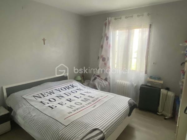 Exclusif à découvrir sans tarder !
Vous recherchez une maison familiale , agréable à vivre, avec toutes les commodités accessibles à pied ?
 Cette jolie maison mitoyenne  de village pourrait bien vous séduire.
Située au cœur d’une commune dynamique, à proximité immédiate de l’école, des commerces et du centre de loisirs, et à seulement quelques minutes en voiture de la gare (ligne Paris-Granville), elle bénéficie d’un emplacement particulièrement pratique au quotidien.
Édifiée sur une belle parcelle de 1 065 m², close et joliment arborée, la maison offre de beaux espaces et un environnement agréable pour toute la famille.
Elle se compose au rez-de-chaussée d’une entrée, d’une cuisine indépendante équipée et meublée, d’un séjour-salon, d’une chambre et d’un WC.
À l’étage, un palier dessert trois chambres ainsi qu’une salle de bains avec WC.
Le deuxième étage propose une cinquième chambre, idéale pour accueillir famille, amis ou aménager un espace bureau.
Côté pratique, vous profiterez également d’un garage,  cave et terrasse .
La maison est équipée d’un chauffage par pompe à chaleur, un véritable atout pour conjuguer confort et maîtrise des dépenses énergétiques.
 Une maison familiale pleine de potentiel, dans un environnement pratique et agréable, où il fait bon vivre.
 Une visite s’impose pour découvrir tout son charme !