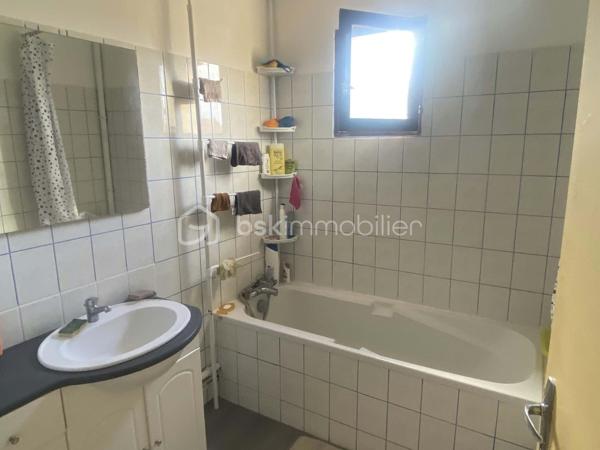 Exclusif à découvrir sans tarder !
Vous recherchez une maison familiale , agréable à vivre, avec toutes les commodités accessibles à pied ?
 Cette jolie maison mitoyenne  de village pourrait bien vous séduire.
Située au cœur d’une commune dynamique, à proximité immédiate de l’école, des commerces et du centre de loisirs, et à seulement quelques minutes en voiture de la gare (ligne Paris-Granville), elle bénéficie d’un emplacement particulièrement pratique au quotidien.
Édifiée sur une belle parcelle de 1 065 m², close et joliment arborée, la maison offre de beaux espaces et un environnement agréable pour toute la famille.
Elle se compose au rez-de-chaussée d’une entrée, d’une cuisine indépendante équipée et meublée, d’un séjour-salon, d’une chambre et d’un WC.
À l’étage, un palier dessert trois chambres ainsi qu’une salle de bains avec WC.
Le deuxième étage propose une cinquième chambre, idéale pour accueillir famille, amis ou aménager un espace bureau.
Côté pratique, vous profiterez également d’un garage,  cave et terrasse .
La maison est équipée d’un chauffage par pompe à chaleur, un véritable atout pour conjuguer confort et maîtrise des dépenses énergétiques.
 Une maison familiale pleine de potentiel, dans un environnement pratique et agréable, où il fait bon vivre.
 Une visite s’impose pour découvrir tout son charme !