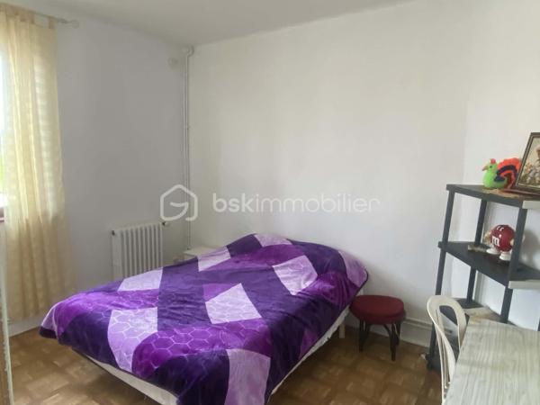 Exclusif à découvrir sans tarder !
Vous recherchez une maison familiale , agréable à vivre, avec toutes les commodités accessibles à pied ?
 Cette jolie maison mitoyenne  de village pourrait bien vous séduire.
Située au cœur d’une commune dynamique, à proximité immédiate de l’école, des commerces et du centre de loisirs, et à seulement quelques minutes en voiture de la gare (ligne Paris-Granville), elle bénéficie d’un emplacement particulièrement pratique au quotidien.
Édifiée sur une belle parcelle de 1 065 m², close et joliment arborée, la maison offre de beaux espaces et un environnement agréable pour toute la famille.
Elle se compose au rez-de-chaussée d’une entrée, d’une cuisine indépendante équipée et meublée, d’un séjour-salon, d’une chambre et d’un WC.
À l’étage, un palier dessert trois chambres ainsi qu’une salle de bains avec WC.
Le deuxième étage propose une cinquième chambre, idéale pour accueillir famille, amis ou aménager un espace bureau.
Côté pratique, vous profiterez également d’un garage,  cave et terrasse .
La maison est équipée d’un chauffage par pompe à chaleur, un véritable atout pour conjuguer confort et maîtrise des dépenses énergétiques.
 Une maison familiale pleine de potentiel, dans un environnement pratique et agréable, où il fait bon vivre.
 Une visite s’impose pour découvrir tout son charme !
